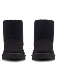 Coppia di stivali invernali neri a metà polpaccio con tomaia in tessuto morbido e suola spessa, mostrati frontalmente su sfondo bianco.