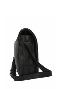 Borsa a tracolla in pelle nera con superficie texturizzata, forma rettangolare sottile e tracolla regolabile. I dettagli distintivi includono accenti con fibbia.