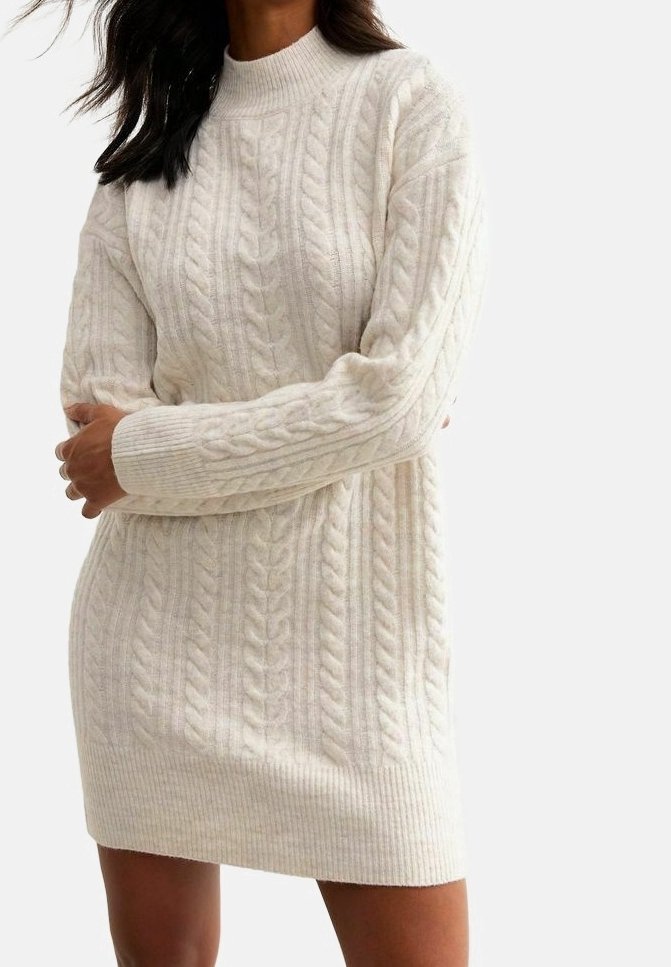 Robe pull tricotée de couleur crème, dotée de motifs en câble, d'un col montant, de poignets côtelés et d'une coupe décontractée, idéale pour superposer.
