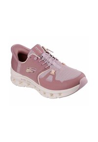 Zapatilla deportiva de color rosa claro con parte superior de malla transpirable, diseño con cordones, suela acolchada y acentos decorativos. Presenta una puntera redondeada.