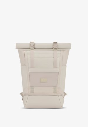Beige rulle-top rygsæk med justerbare stropper, mesh-detaljer og rektangulær form. Har mærkepatch og glat tekstur.