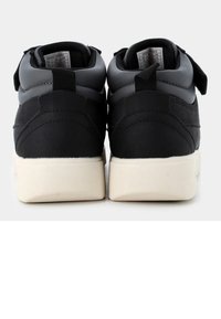 Sneakers neri alte con una finitura opaca liscia e collo imbottito. Presentano una suola in gomma bianca a contrasto e chiusura con velcro.