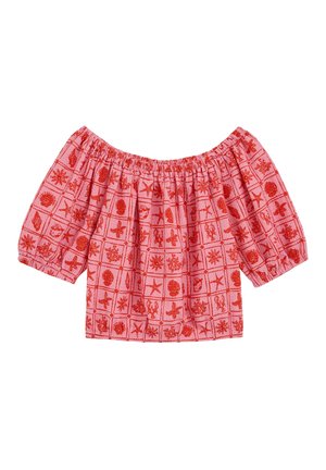 Blouse rose à épaules dénudées avec manches courtes bouffantes, présentant un motif en grille rouge avec des motifs marins tels que des étoiles de mer, des coquillages et du corail.