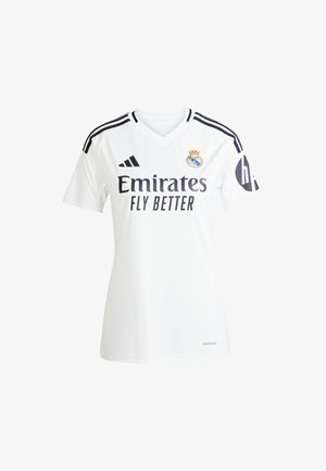 Maillot de football blanc avec des accents noirs, présentant un col en V, un design à trois rayures sur les épaules et le logo "Emirates Fly Better" sur le devant.