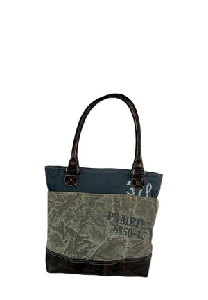 Canvas tas met donkerbruine leren handvatten. Heeft een blauwe bovenkant, een groene onderkant met een patroon en tekstdetails in het zwart.