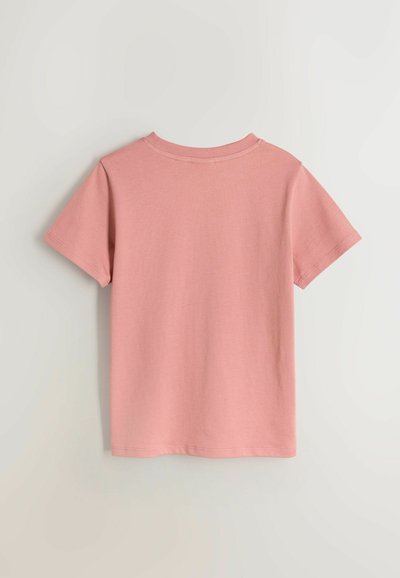 Kurzärmeliges, von hinten gesehenes, hellrosa Baumwoll-T-Shirt mit rundem Ausschnitt und sauberer Naht an Saum und Ärmeln.