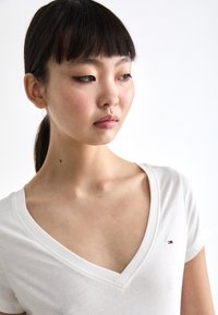 Tommy Jeans SLIM VNECK - Pamata T-krekls - ecru