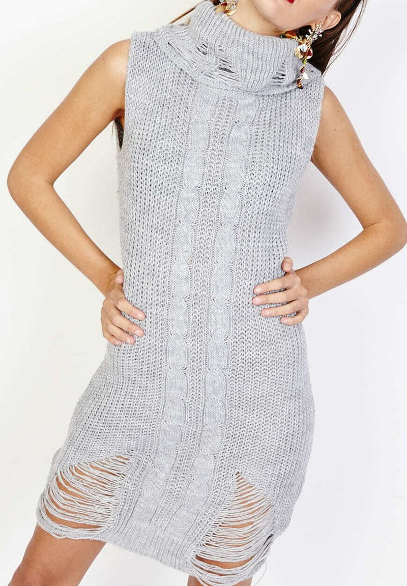 Vestido de punto en gris claro, con cuello alto, patrón de ochos y aberturas laterales con bordes deshilachados. Diseño sin mangas.