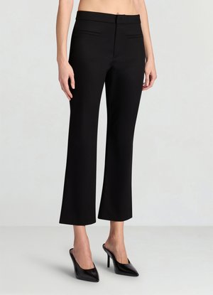 Pantalon noir sur mesure avec une taille ajustée, jambes évasées courtes et poches avant. Tissu lisse avec une finition élégante.