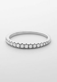 Silberner Ring mit einer Reihe runder, klarer Edelsteine, die in einer Krappenfassung eingesetzt sind, glatter Ringband mit polierter Oberfläche.