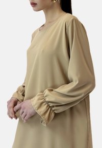 Elara ABAYA - Maxikleid - dunkelbeige