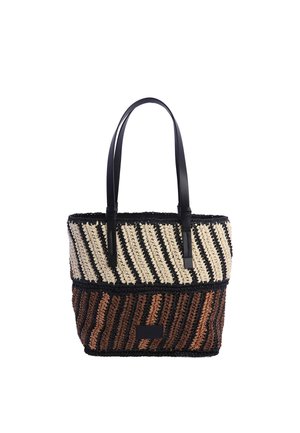 Bolsa tote tejida con rayas diagonales negras y crema en la parte superior, rayas marrones y negras en la parte inferior, y dos correas negras para el hombro.