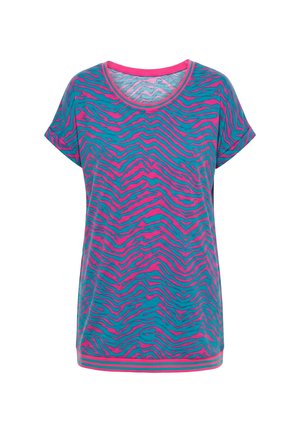 Damska koszulka z krótkim rękawem, z różowo-turkusowymi pasiastymi wzorami zebry, z okrągłym różowym dekoltem i paskiem na dole.