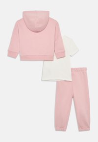 Ensemble pour enfants en trois pièces comprenant un sweat à capuche rose, un t-shirt blanc et un pantalon de jogging rose, fabriqué en doux tissu en coton mélangé.