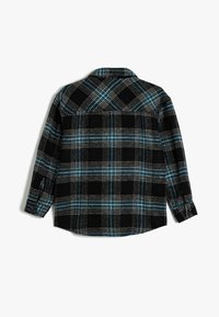 Zwarte en teal geruite flanellen shirt, met een knoopsluiting kraag, lange mouwen en een klassiek ruitpatroon over de stof.