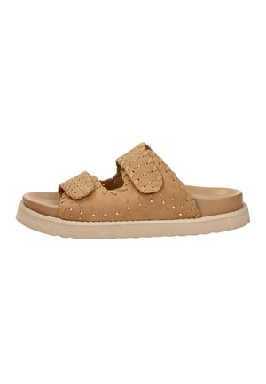 Sandale beige à enfiler avec deux brides réglables, ornée de petits clous métalliques et d'une semelle beige rainurée.