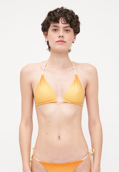 Dreiecks-Bikini aus glattem, orangefarbenem Stoff mit cremefarbenen Bändern, der geraffte Kanten und seitliche Bindeschnüre am Höschen hat.