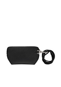 Pochette in pelle nera con finitura texture, chiusura a zip, accessori in argento e tracolla staccabile. Forma rettangolare compatta.