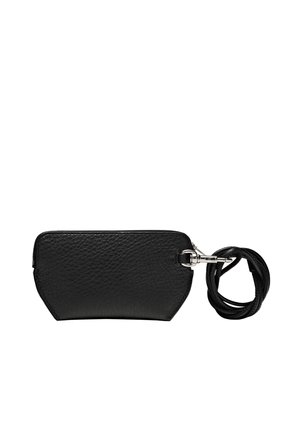 Pochette en cuir noir avec une finition texturée, fermeture zippée, garniture en argent, et une sangle détachable. Forme rectangulaire compacte.