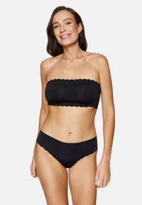 Czarny biustonosz bandeau z falistymi krawędziami, w zestawie z pasującymi majtkami kąpielowymi wykończonymi falbaną. Gładka textura, minimalistyczny design.