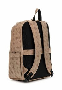 Sac à dos beige avec un motif subtil, dos en mesh noir rembourré, bretelles réglables et une poignée supérieure pour le transport. Compartiment zippé sur le dessus.