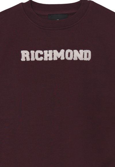 Maglione color granata con scollo rotondo e testo "RICHMOND" bianco peloso ricamato sul petto. Realizzato in tessuto morbido e strutturato.