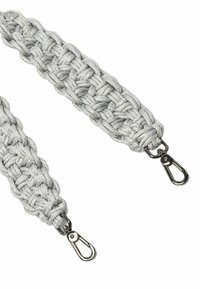 Grijze gevlochten band gemaakt van geweven materiaal, met aan elk uiteinde twee zilveren metalen clips voor bevestiging. Hete gladde textuur met een gedetailleerd patroon.