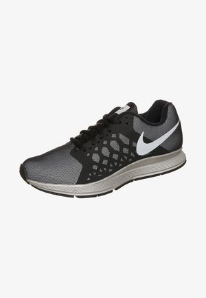 Baskets de course Nike noires et grises avec une tige en mesh, des lacets noirs, un swoosh Nike blanc et une semelle grise texturée.