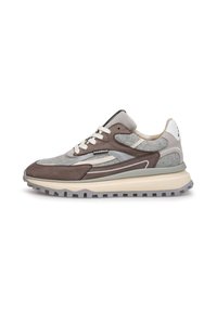 Sneakers con una miscela di camoscio grigio e marrone con dettagli in rete, una suola intermedia spessa di colore crema e una suola esterna in gomma grigia testurizzata.