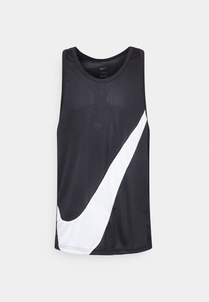 Czarny sportowy tank top bez rękawów z dużym białym skośnym logo Nike Swoosh na przodzie, wykonany z oddychającej siateczkowej tkaniny.
