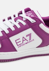 EA7 Emporio Armani SLASHER UNISEX - Sportcipő - hollyhock/white