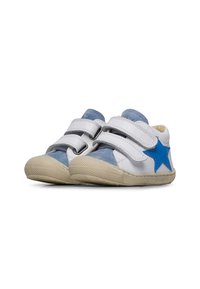Zapatillas blancas y azules con dos correas de velcro, un acento de estrella azul, secciones de ante y suelas de goma texturizada.