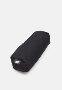 Borsa cilindrica nera realizzata in tessuto testurizzato. Presenta un piccolo tag con logo e una chiusura a zip a un'estremità. Superficie liscia senza motivi.