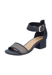 Schwarzer offener Zehenschuh mit gewebtem textilem Band, Riemen um das Knöchel mit goldener Schnalle und einem niedrigen Blockabsatz. Glattes, lederähnliches Material.