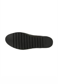 Sola di scarpa in gomma nera con scanalature orizzontali, punta leggermente arrotondata e perforazioni per ventilazione. Superficie piatta e texturizzata.