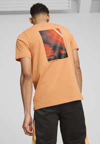 Puma AMG GRAPHIC TEE - Apdrukāts T-krekls - bright melon