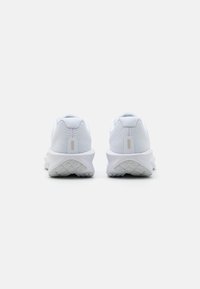 Pantofi sport albi cu parte superioară din plasă, glezna căptușită și talpă din cauciuc texturată, având un accent de design discret la călcâi.