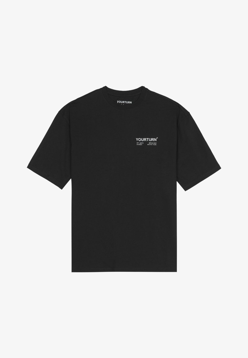 Fekete pamut póló kerek nyakkivágással, rövid ujjakkal és fehér nyomott logóval a mellkasán. Egyszerű dizájn, laza szabással.