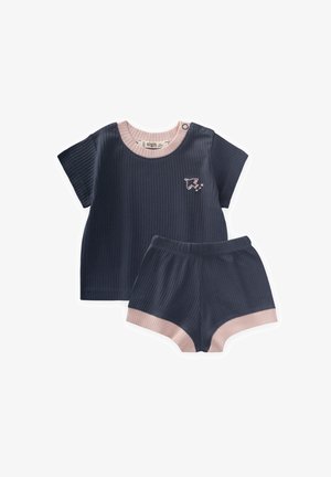 Võrgusilma struktuuriga tumesinine lühikeste varrukatega särk ja lühikesed püksid, millel on roosa ääreline. Särgil on rinnal väike kirjatud muster. Pehme kangas.