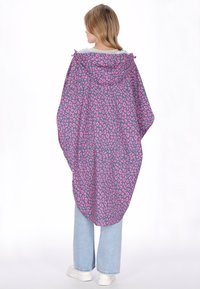 Poncho con estampado de leopardo en tonos rosa y morado, con capucha, diseño holgado y aberturas laterales. Fabricado con tela ligera.