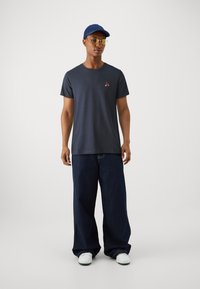 Selected Homme SLHREG CLAUS TEE - Paprasti marškinėliai - dark navy