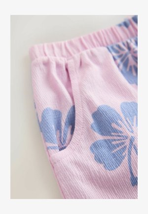 Roosad kangast lühikesed püksid, millel on tekstuuriga pind ning sinised lillemustrid ja elastne vöökoht. Sisaldavad küljetaskuid.