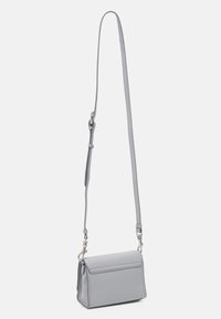 Borsa a tracolla in pelle grigia con finitura testurizzata, forma rettangolare, tracolla regolabile e dettagli di cucitura discreta.
