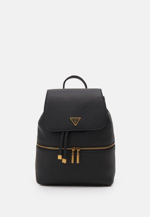 Zwarte leren Guess-rugzak met klep, gouden ritsdetails en het Guess-logo vooraan in het midden.