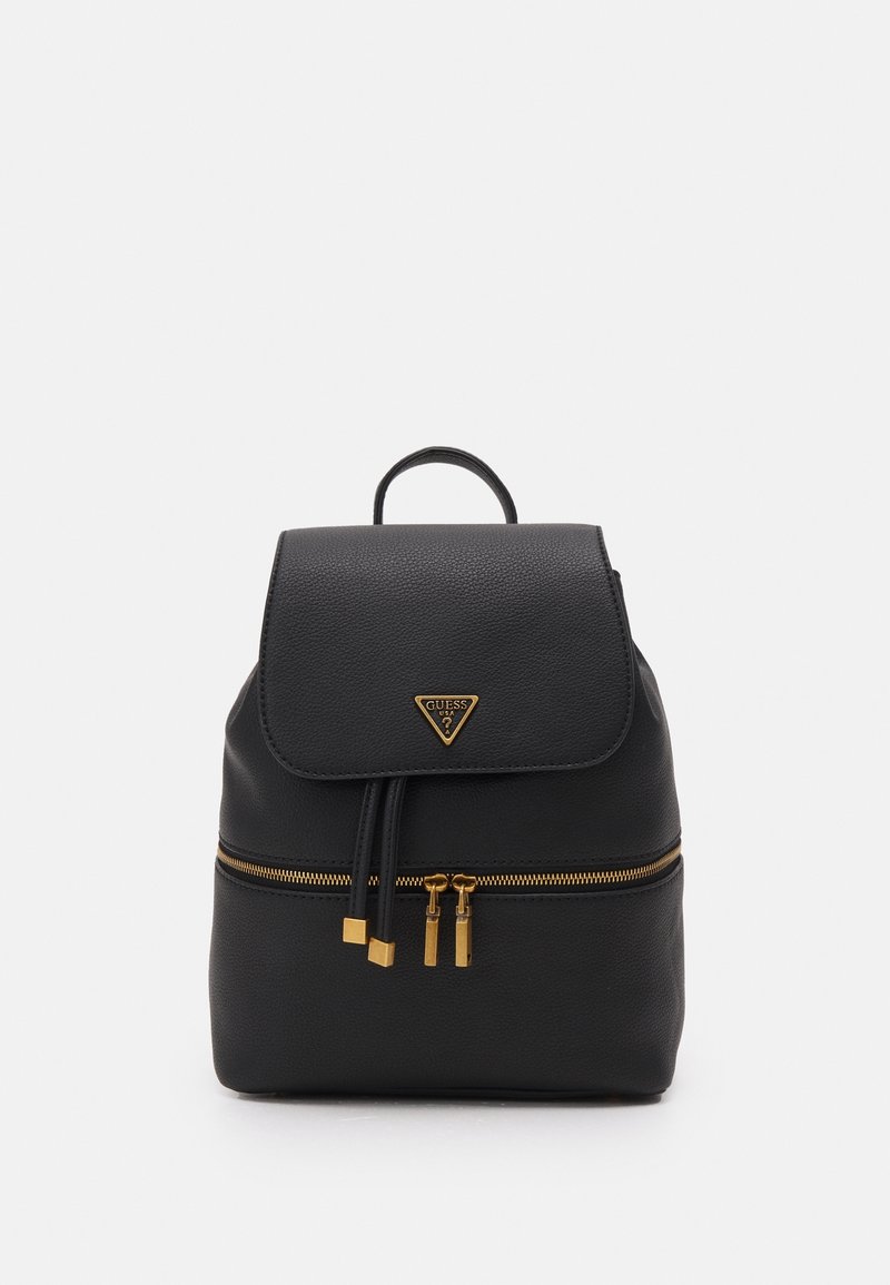 Sac à dos en cuir noir Guess avec rabat, détails de fermeture éclair dorés et logo Guess au centre avant.