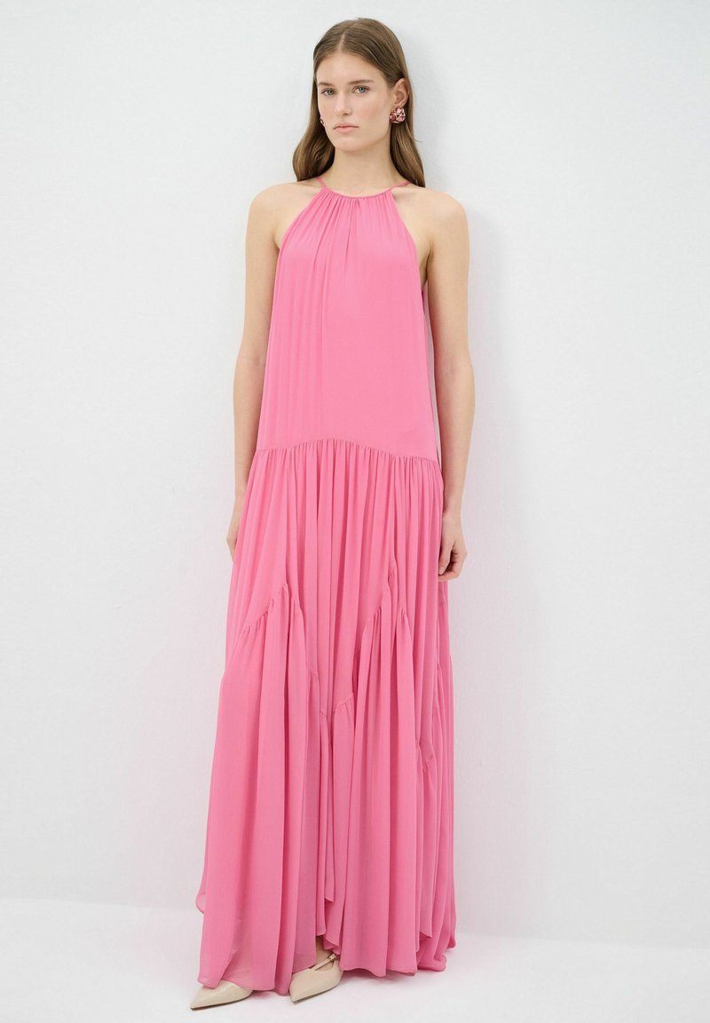 Leichtes, rosa Maxikleid mit Halterneck aus leichtem Stoff, mit gerafftem Ausschnitt und gefälteltem Oberteil. Es hat einen gestuften, fließenden Rock.