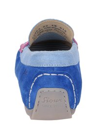 Blauer Wildleder-Schlüpfschuh mit pinken Akzenten, weißen Nähten und einer schlichten Gummisohle mit Logo. Das Innere hat ein gestreiftes Muster.