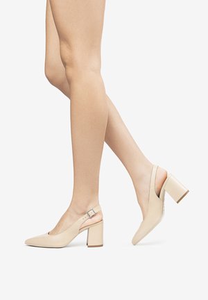 Décolleté beige con punta affusolata, texture in pelle liscia, tacco a blocco liscio e cinturino regolabile con fibbia.