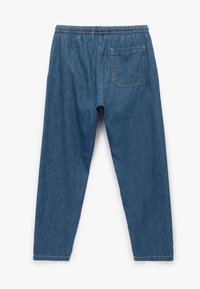 Pantalones de mezclilla con cintura elástica, tono azul y un solo bolsillo trasero. Textura suave y diseño de pierna estrecha.