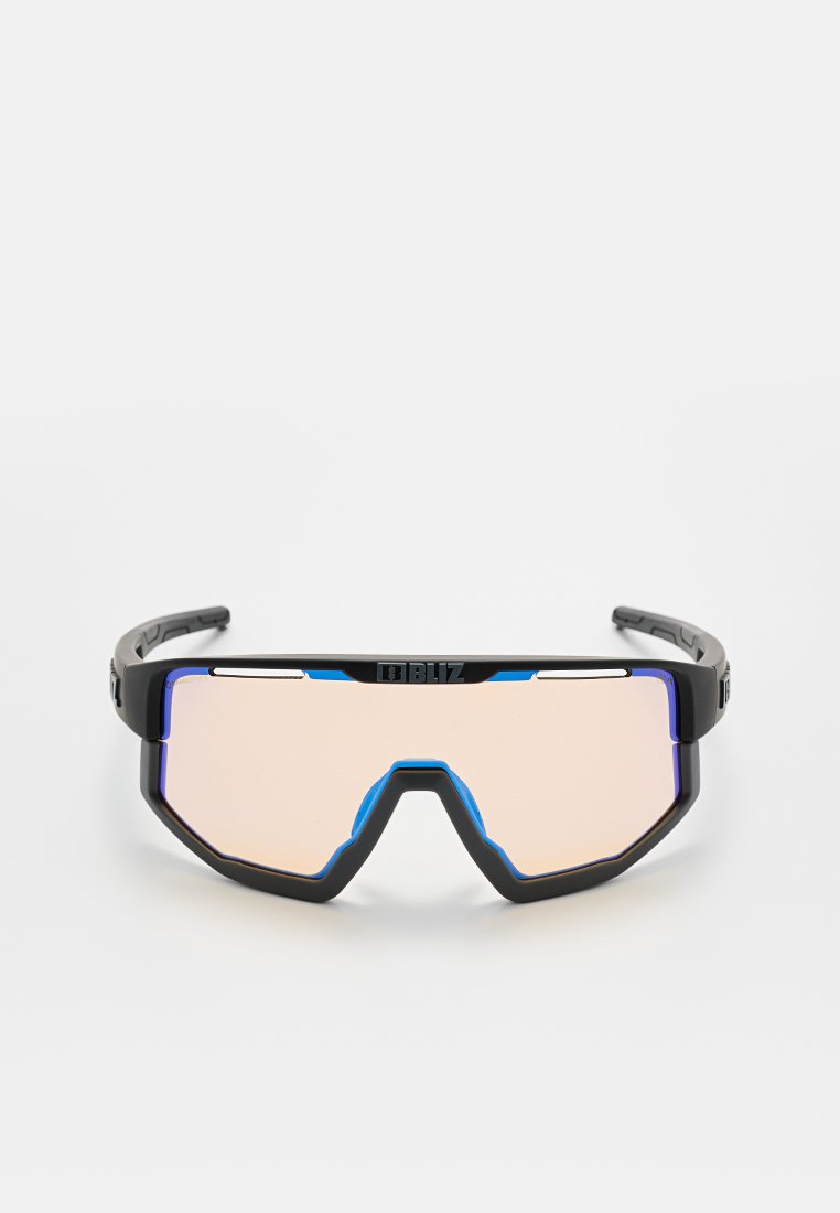 Schwarze und blaue Sportsonnenbrille mit breiter, einteiliger pfirsichfarbener Linse und eckigem Rahmen, oben in der Mitte mit "BLIZ" markiert.